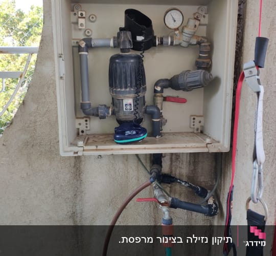 מערכת צינורות ומד לחץ בארון חיצוני